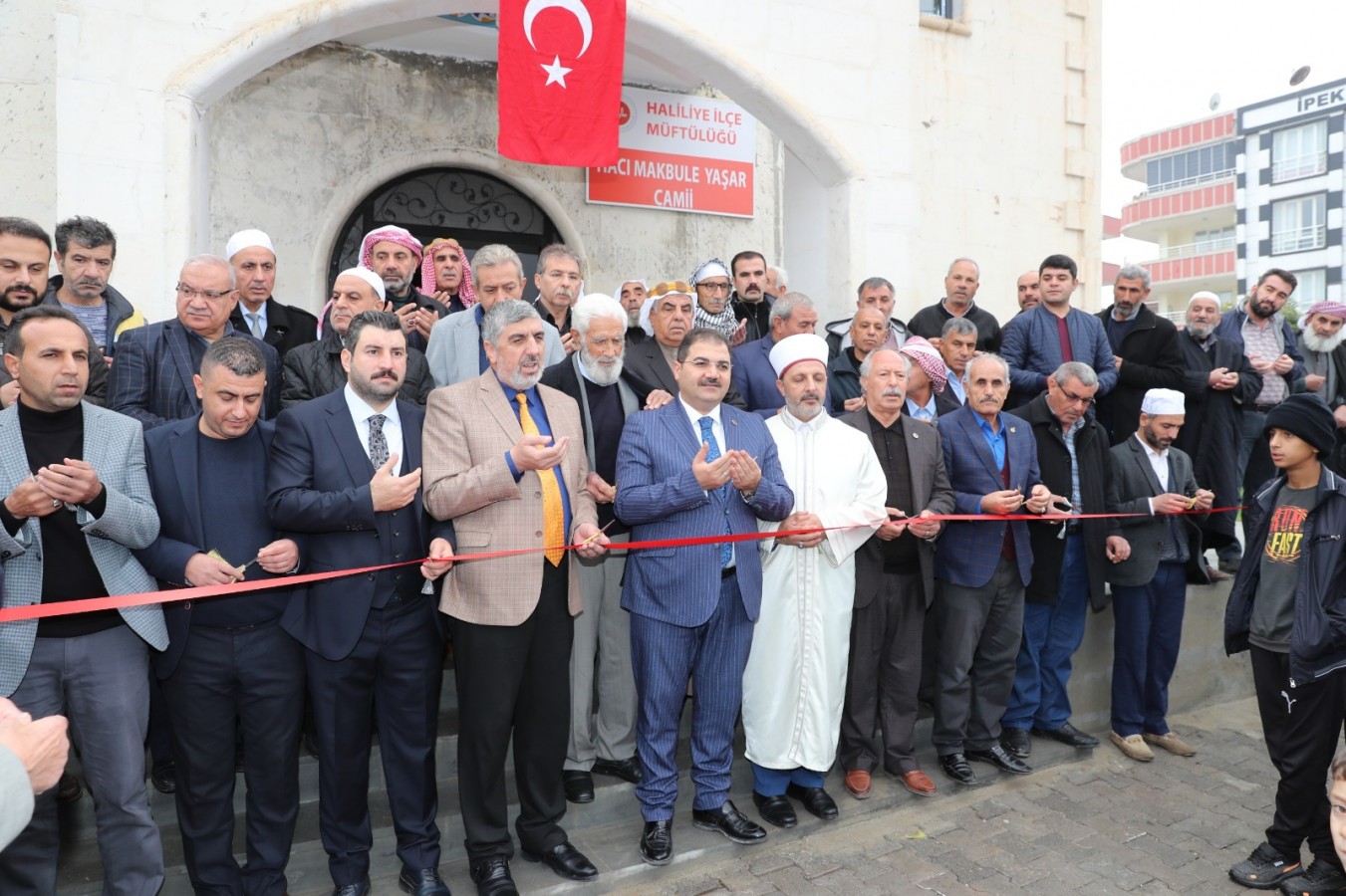 Hacı Makbule Yaşar Camisi ibadete açıldı