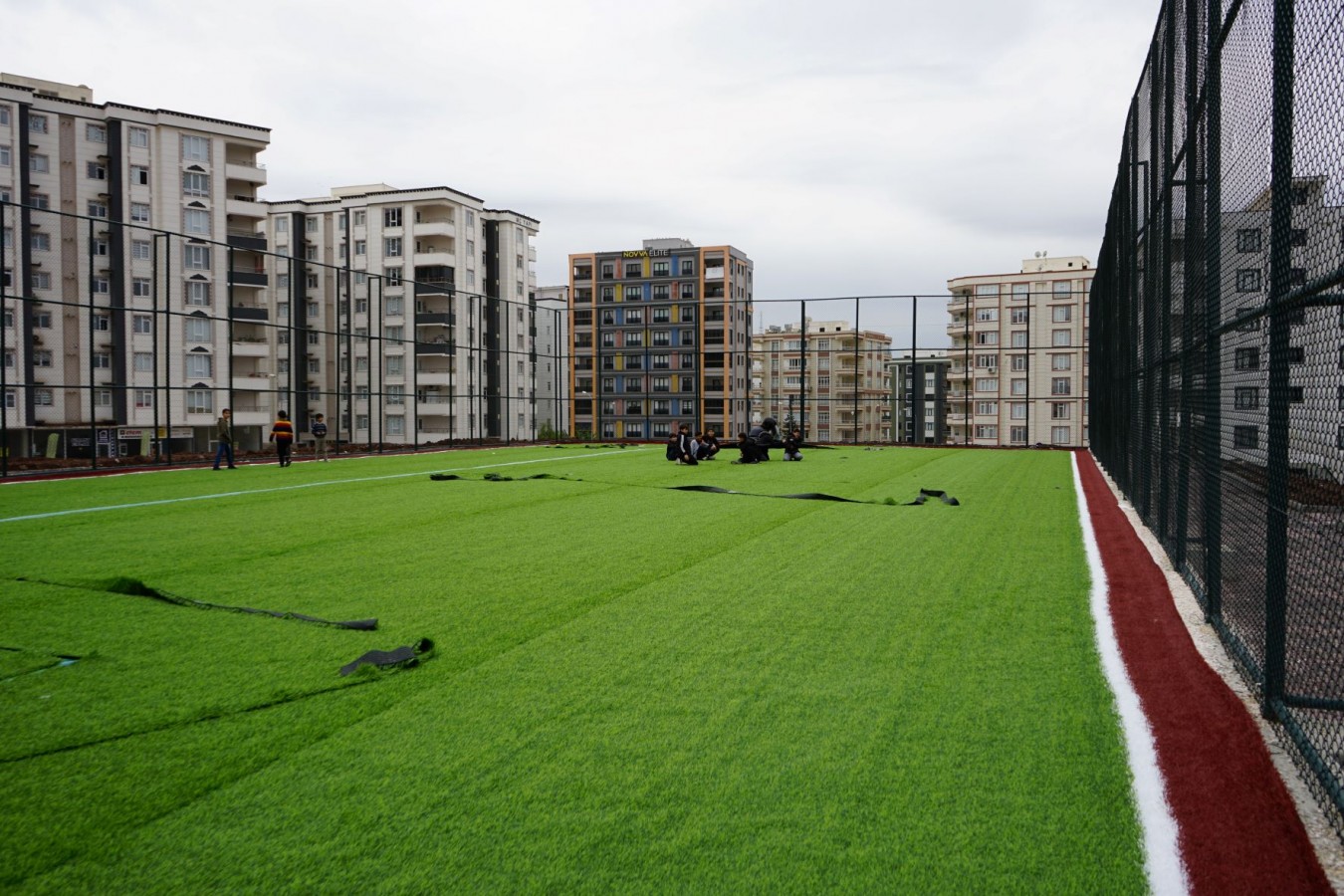 Karaköprü’deki 3 mahalleye sentetik çim saha kazandırılıyor