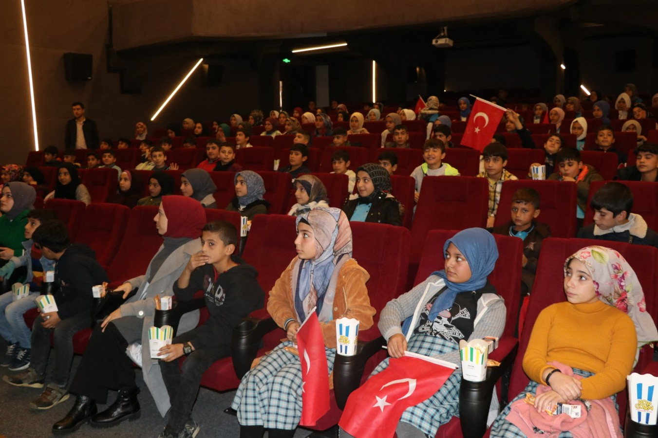 Urfa’da öğrencilerin sinema keyfi