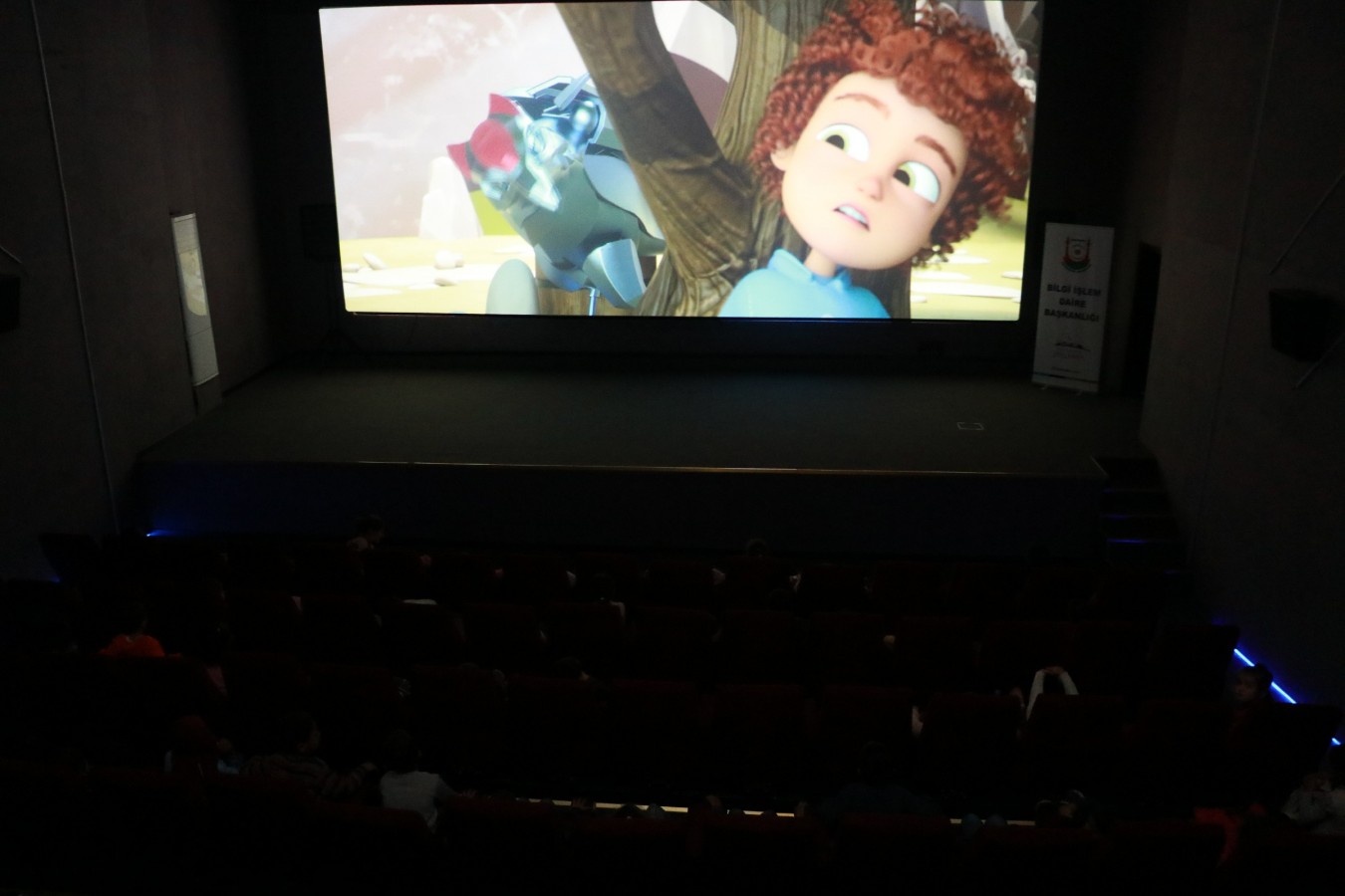 Köy okulundan gelen çocuklar sinemayla tanıştı