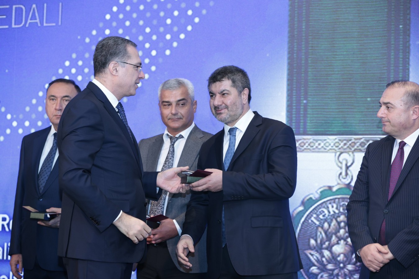 Urfalı iş insanına Azerbaycan'da madalya verildi;