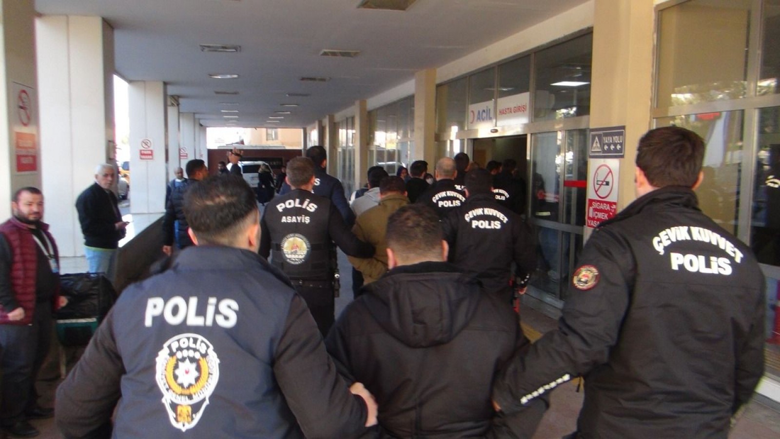 Urfa merkezli operasyonda gözaltına alınan 22 zanlının 16'sı tutuklandı