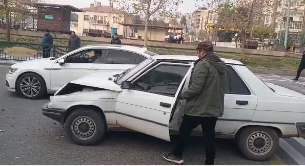 Urfa'da dikkatsizlik trafik ışıklarında kazaya neden oldu;