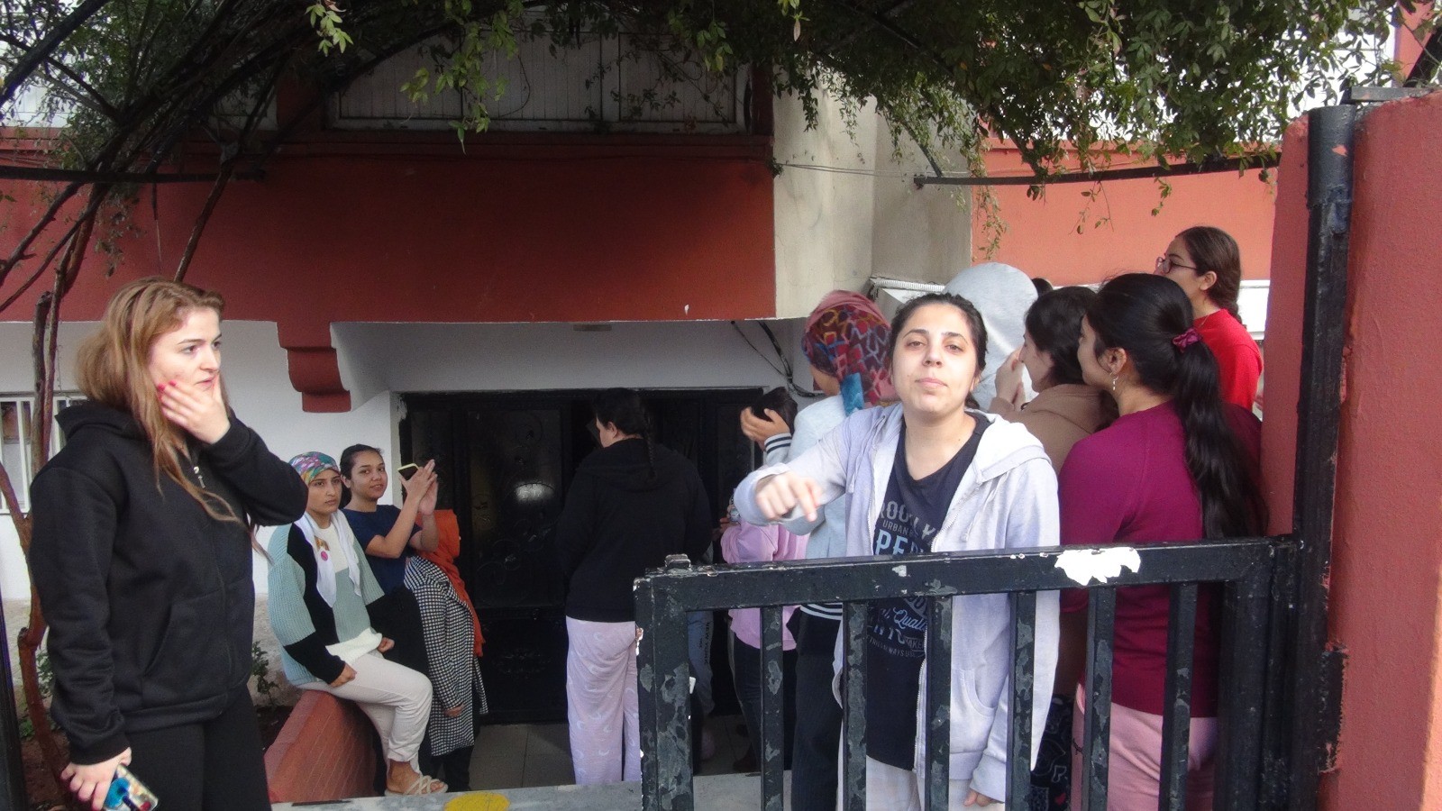 Urfa’da kız yurdunda ‘çıkmıyoruz’ protestosu!