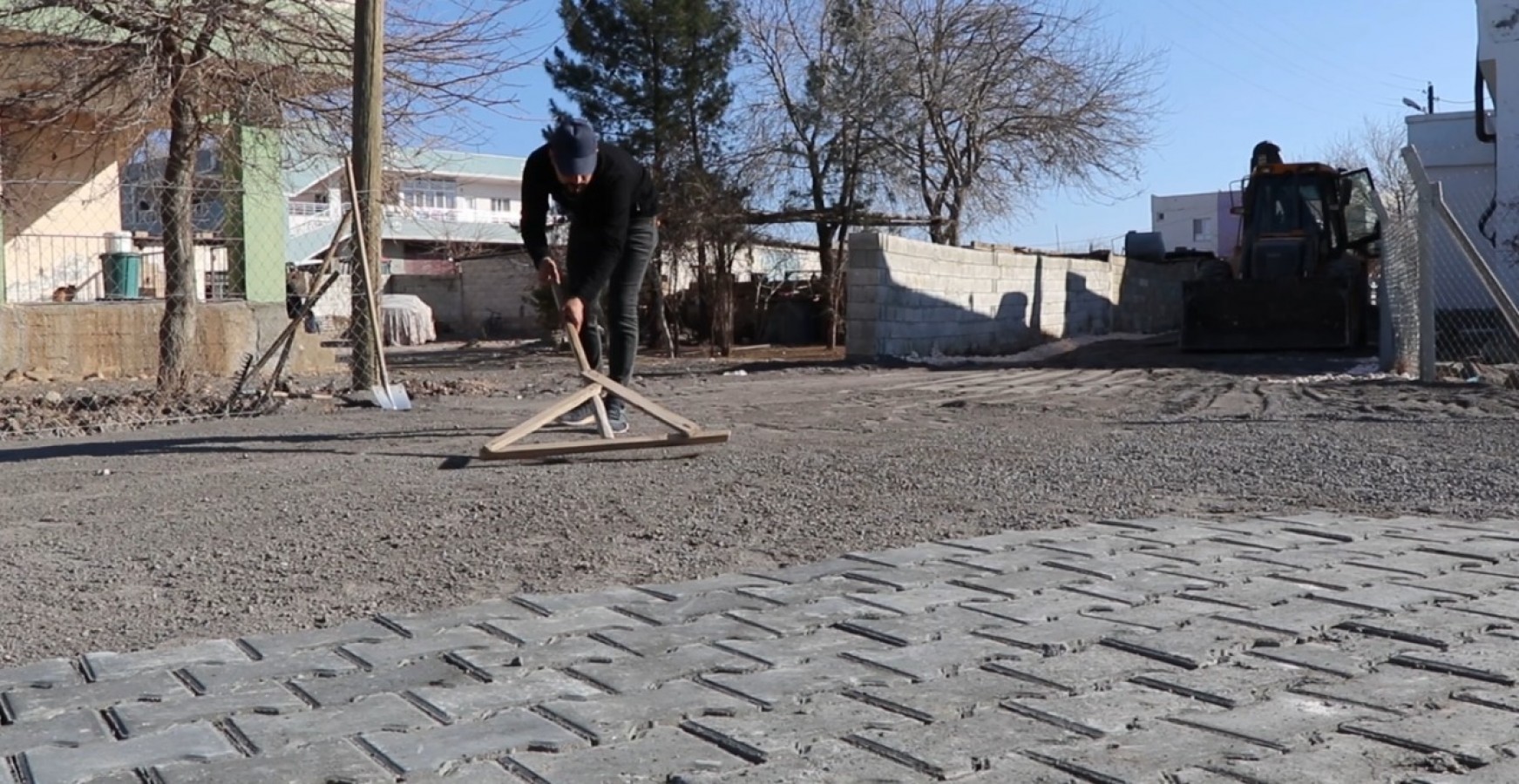 Viranşehir’de kırsal mahallede kilitli parke taşı çalışması;