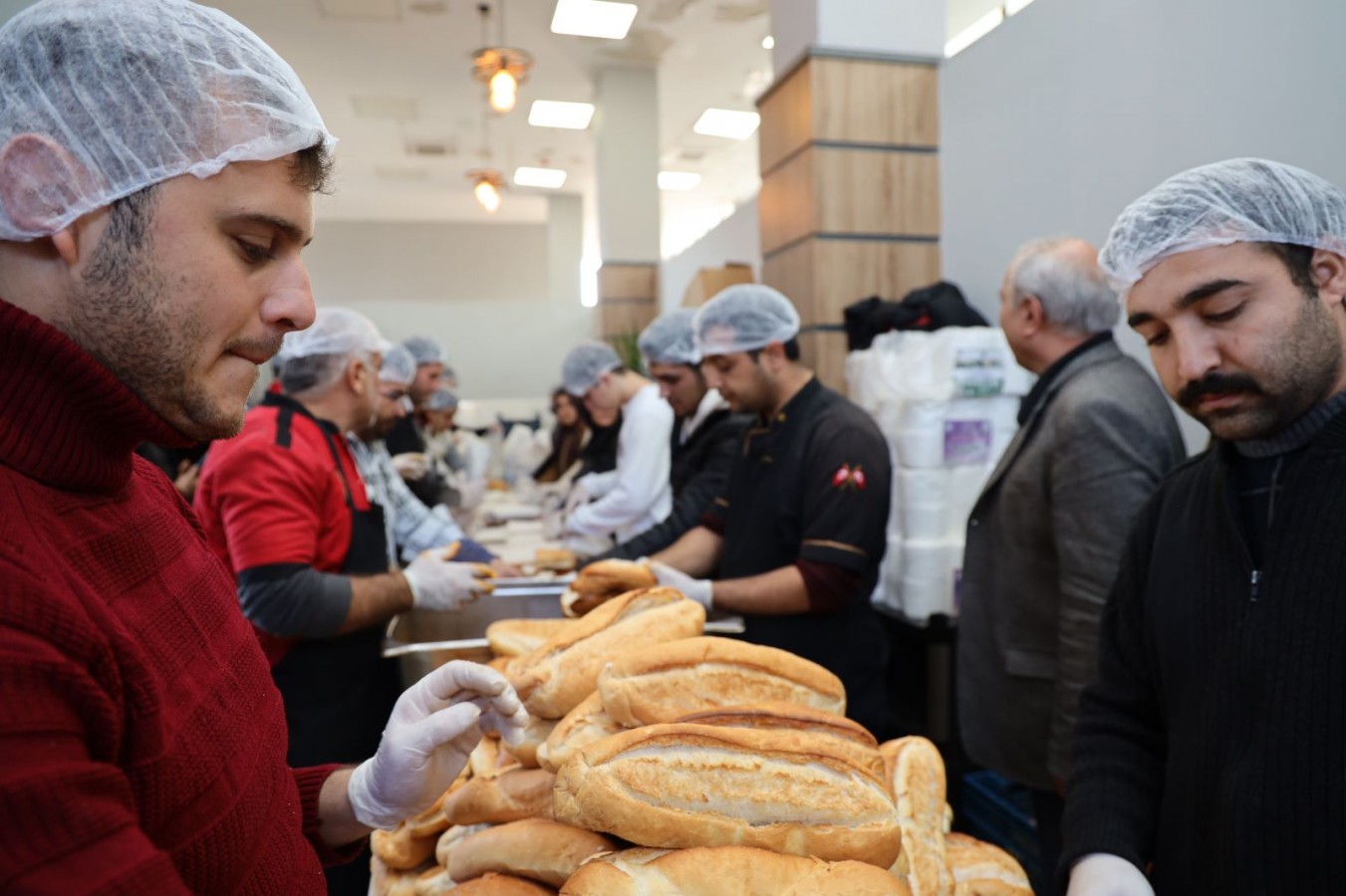 Halk Ekmek Fabrikası afetzedelerin umudu oldu;