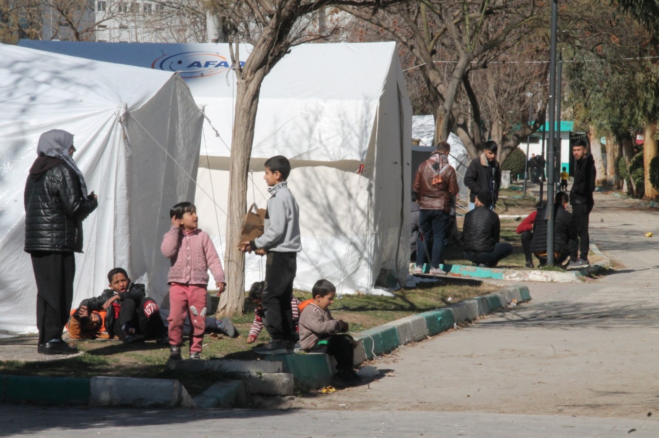 Şanlıurfa'daki depremzedeler kurulan çadır kentte yaşamlarını sürdürüyor
