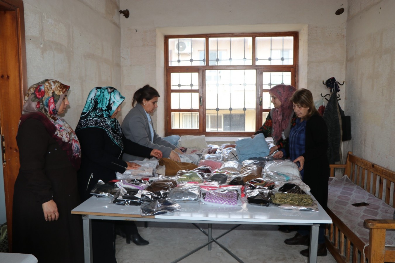 Viranşehir Belediyesinden depremzedeler için kışlık giysi desteği;