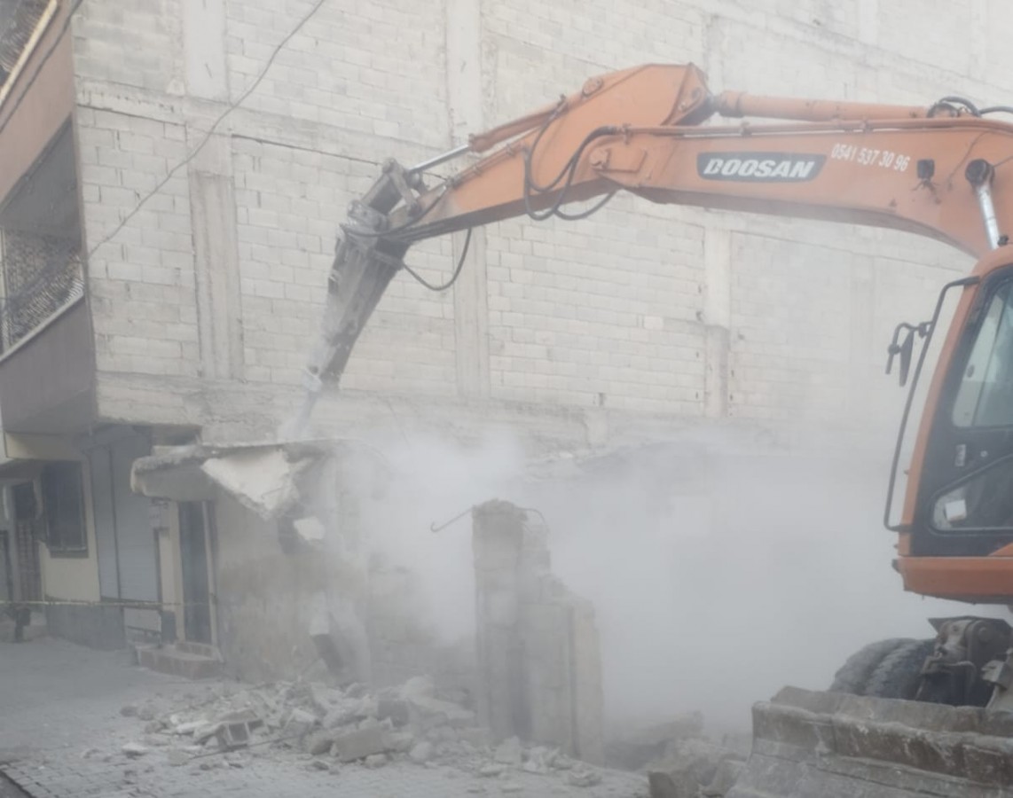 Eyyübiye’de ağır hasarlı evlerin yıkımına başlandı;