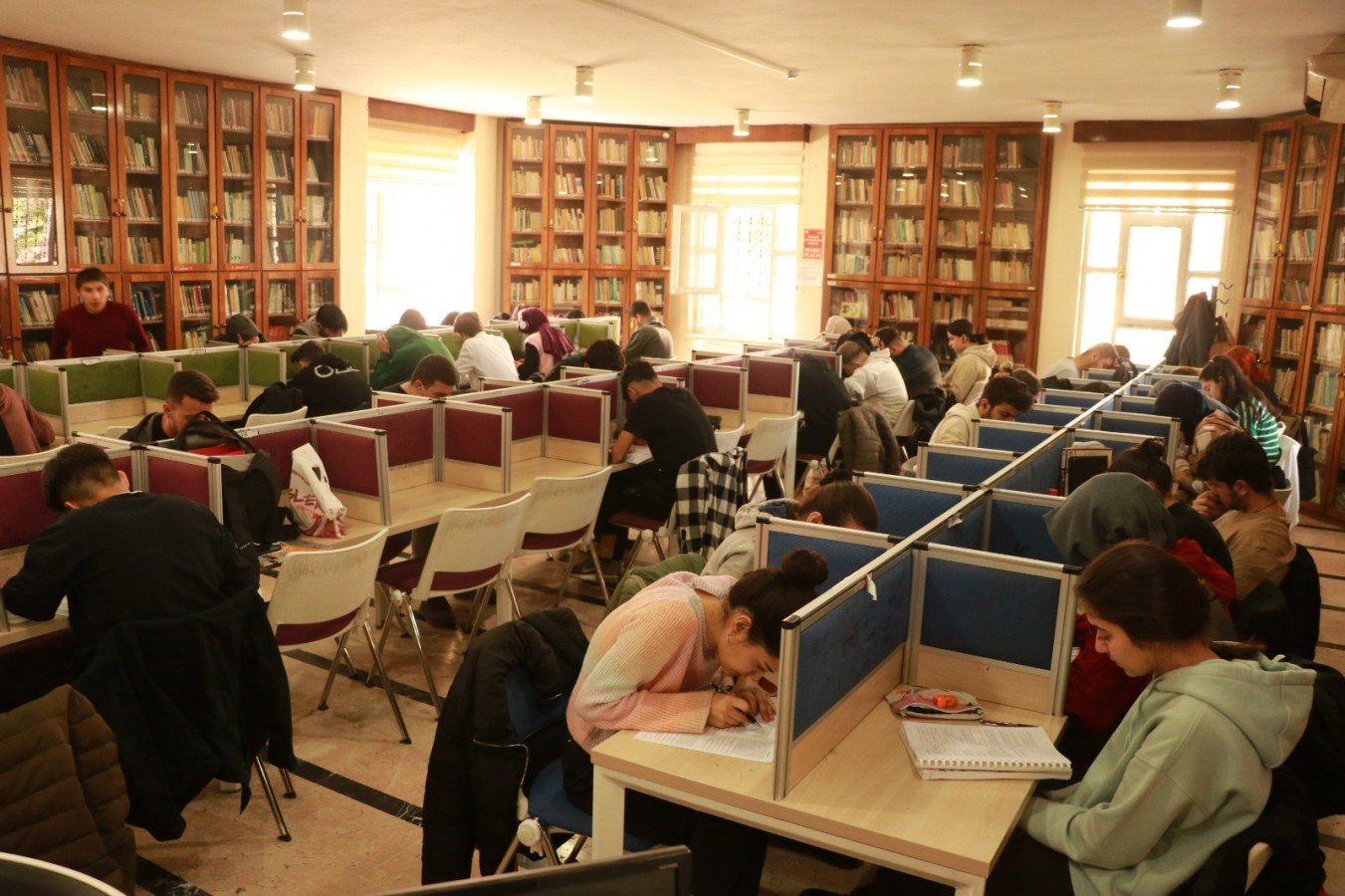 Şanlıurfa’da depremzede öğrenciler sınavlara hazırlanıyor;