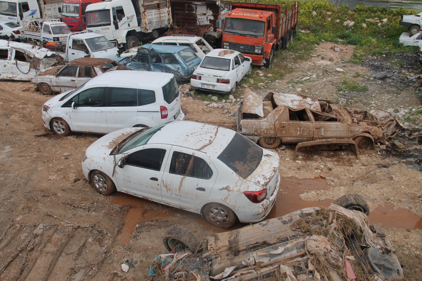 Şanlıurfa'da sel felaketi sonrası vatandaşlar hurdaya dönen araçlarını tanıyamıyorlar;
