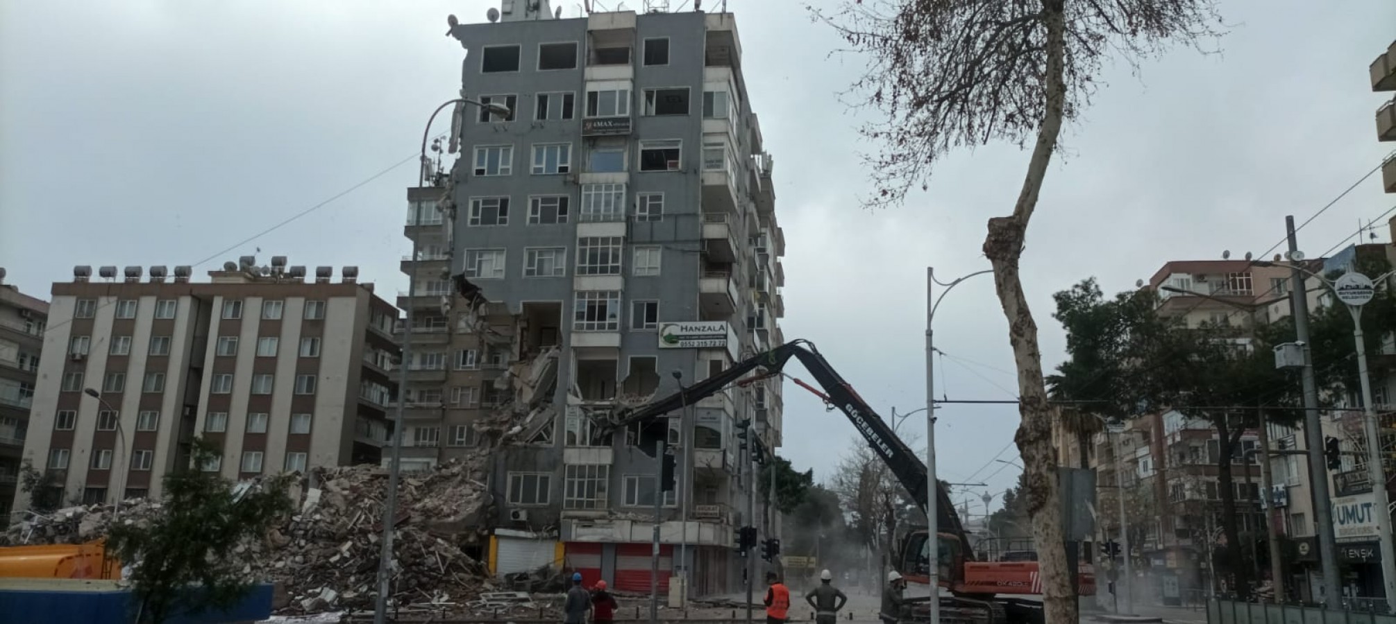 Urfa’da acil yıkım kararı verilen binalar kontrollü şekilde yıkılıyor;