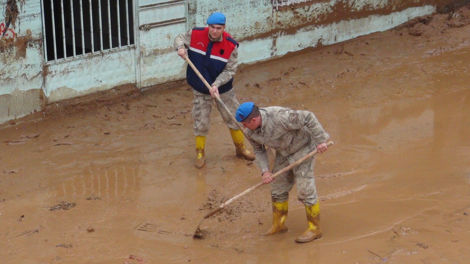 Urfa’da sel felaketi sonrası temizlik çalışmaları yürütülüyor!;