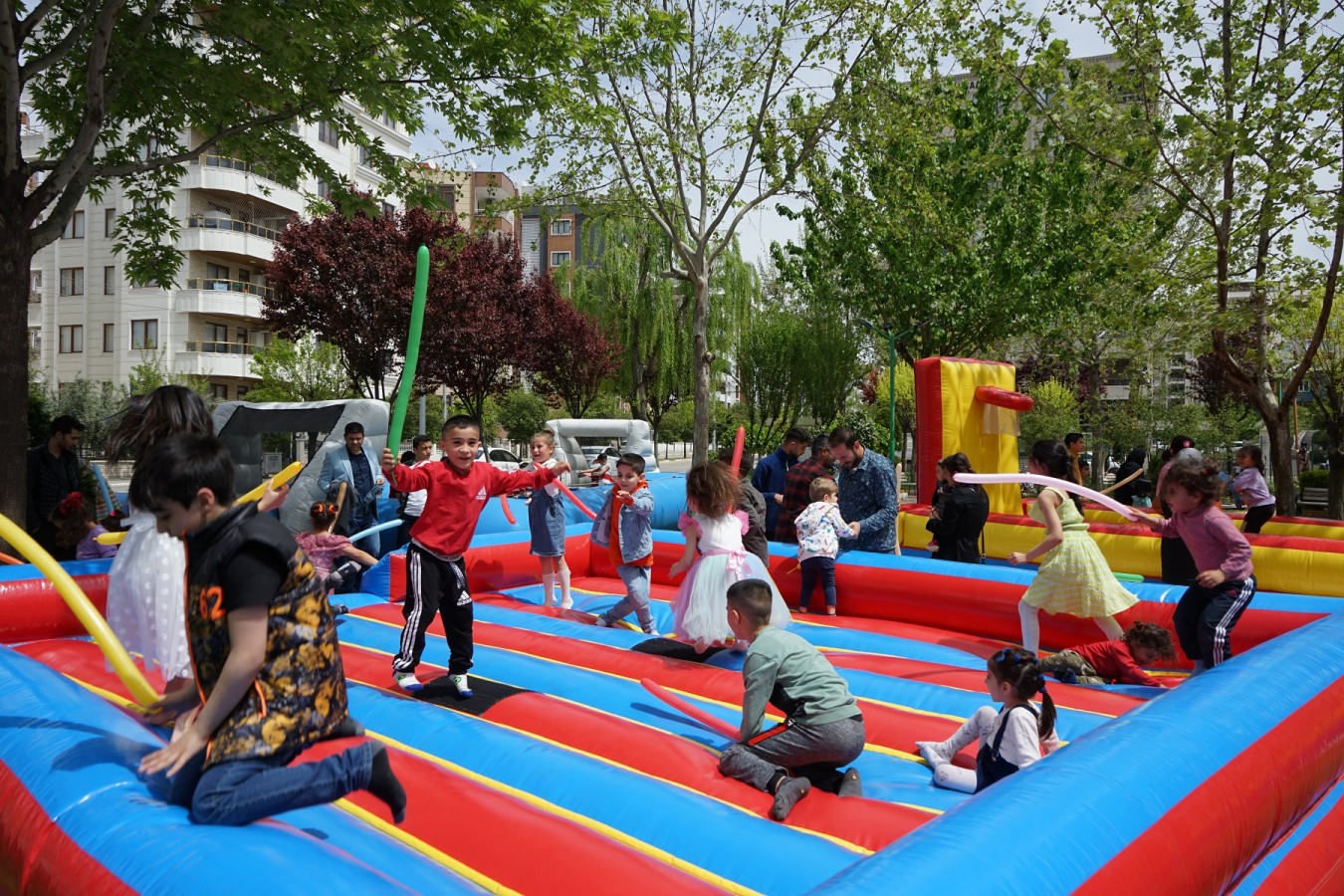 Karaköprü'de çocuklar 23 Nisan etkinliğinde doyasıya eğlendi;