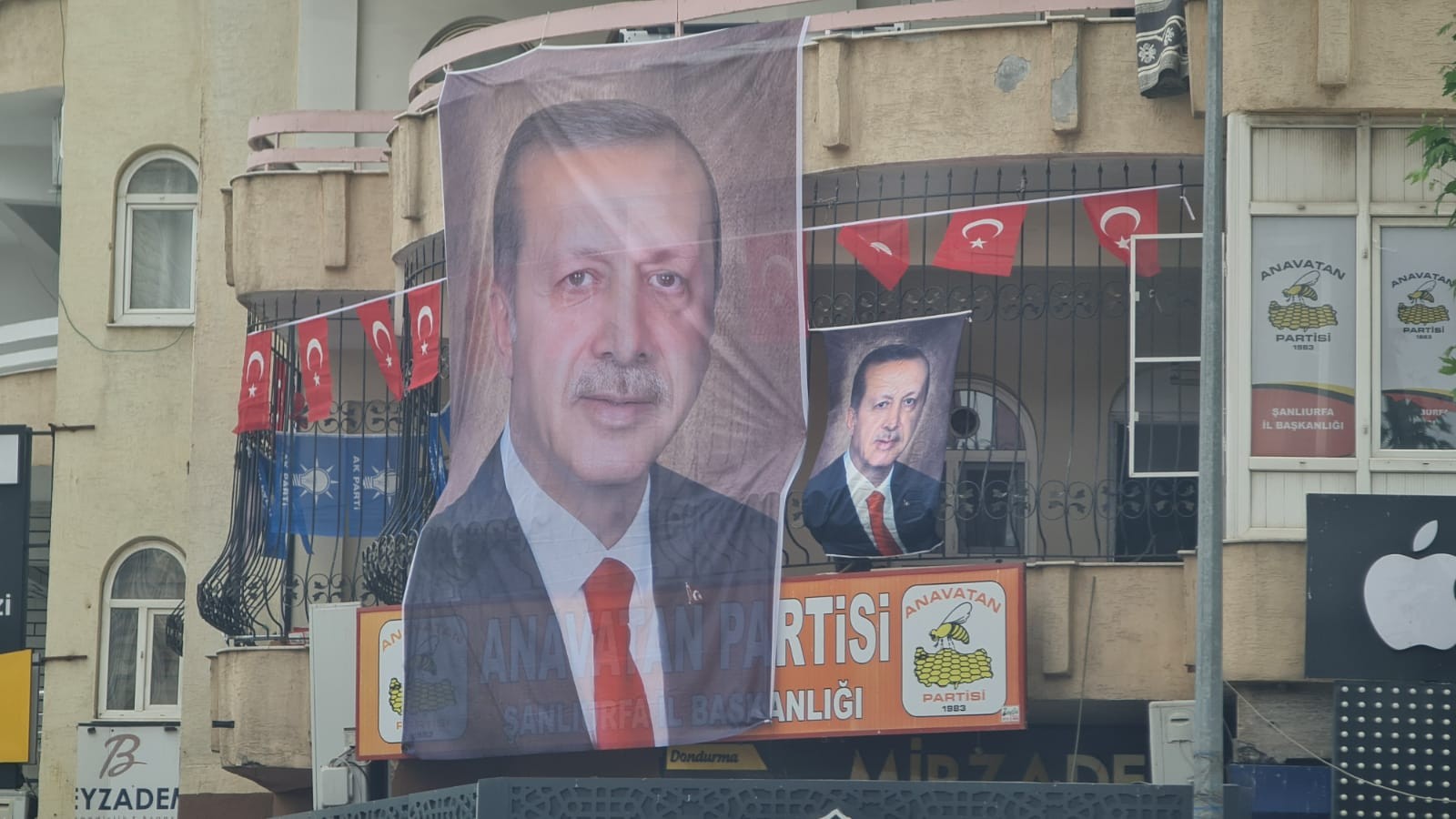 Anavatan Partisi Şanlıurfa İl Başkanlığına Erdoğan resmi asıldı;