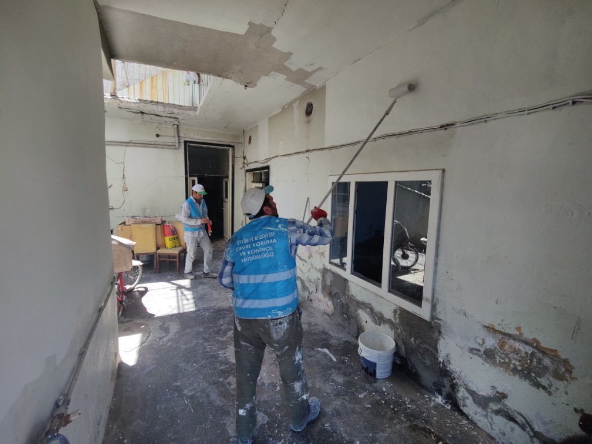 Eyyübiye’de selden etkilenen tüm evler boyanıyor;