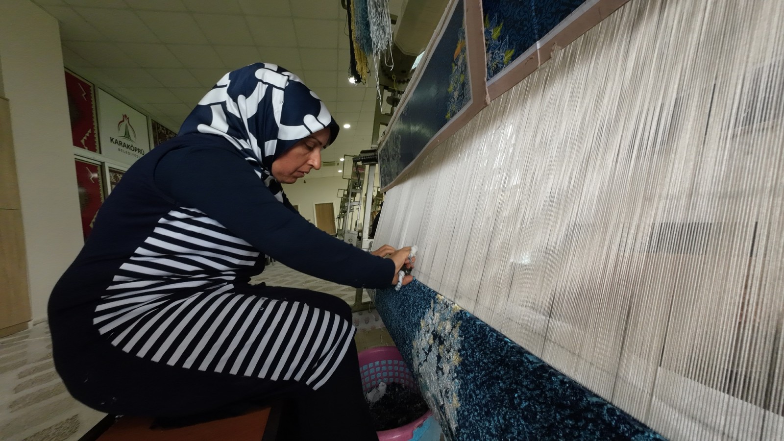 KARAMEK kurslarında kadınlar el emeği ürünler üretiyor