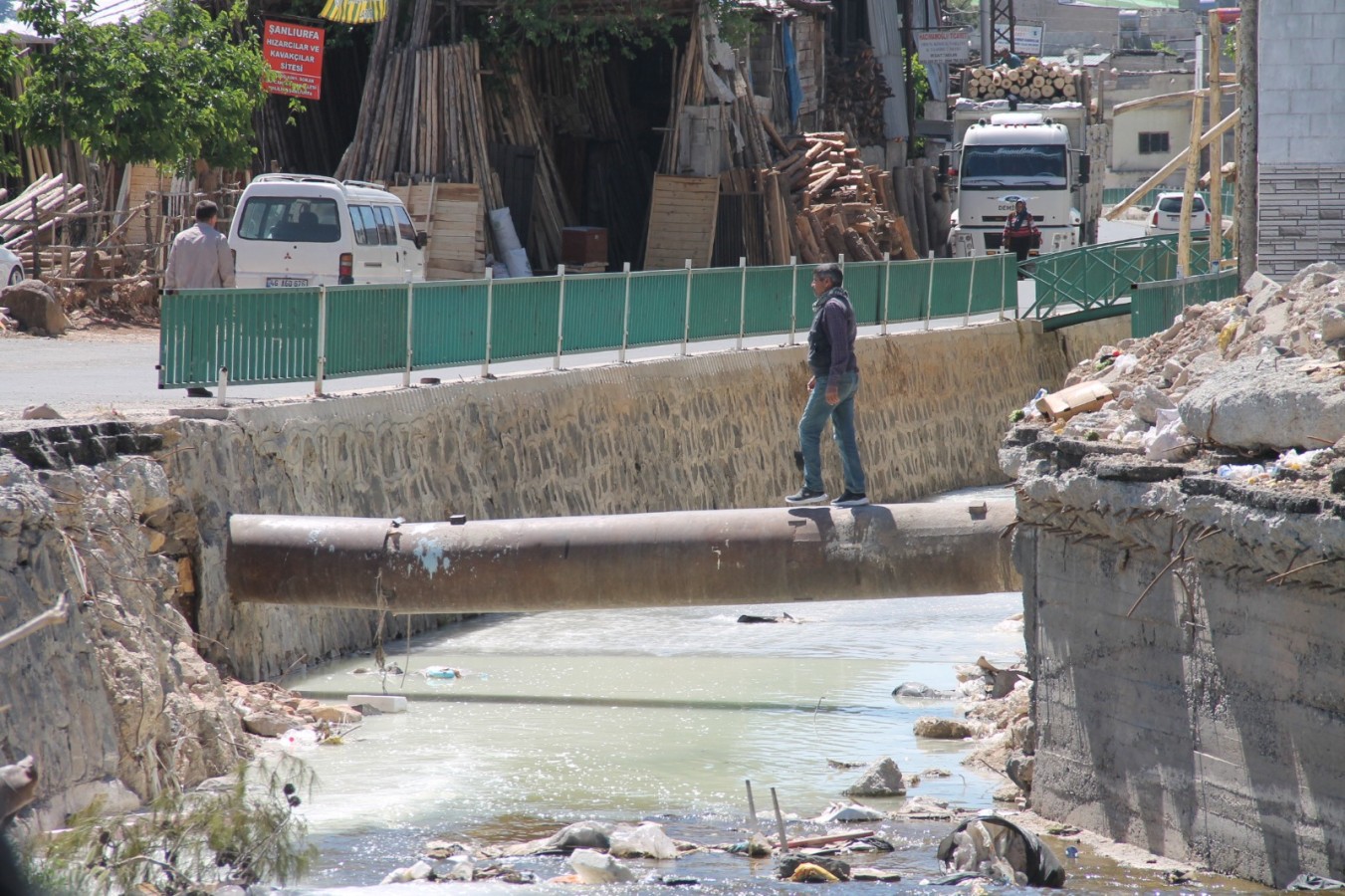 Şanlıurfa'da köprüsü yıkılan esnaf ve vatandaşın “tehlikeli çözümü”;