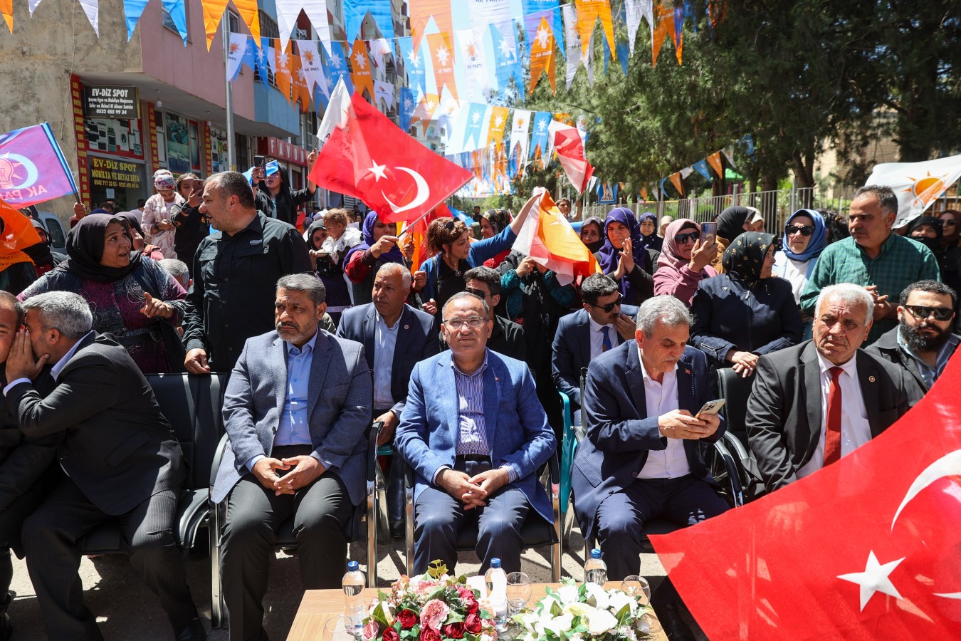Viranşehir’de Bakan Bozdağ’ın katılımı ile Yazmacı’nın seçim bürosu açılışı mitinge dönüştü;