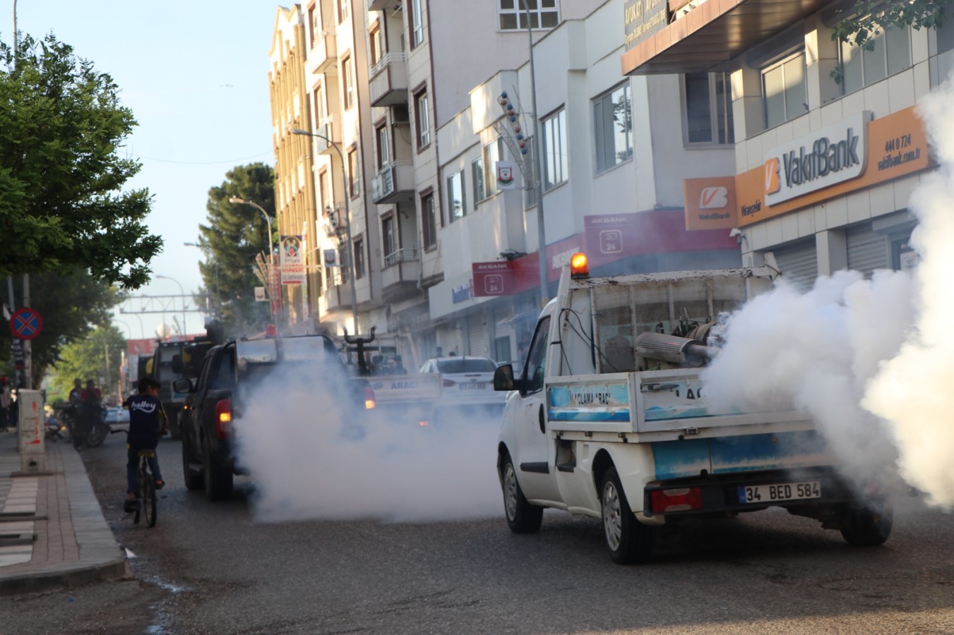 Viranşehir’de belediye ekiplerinden ilaçlama çalışması;
