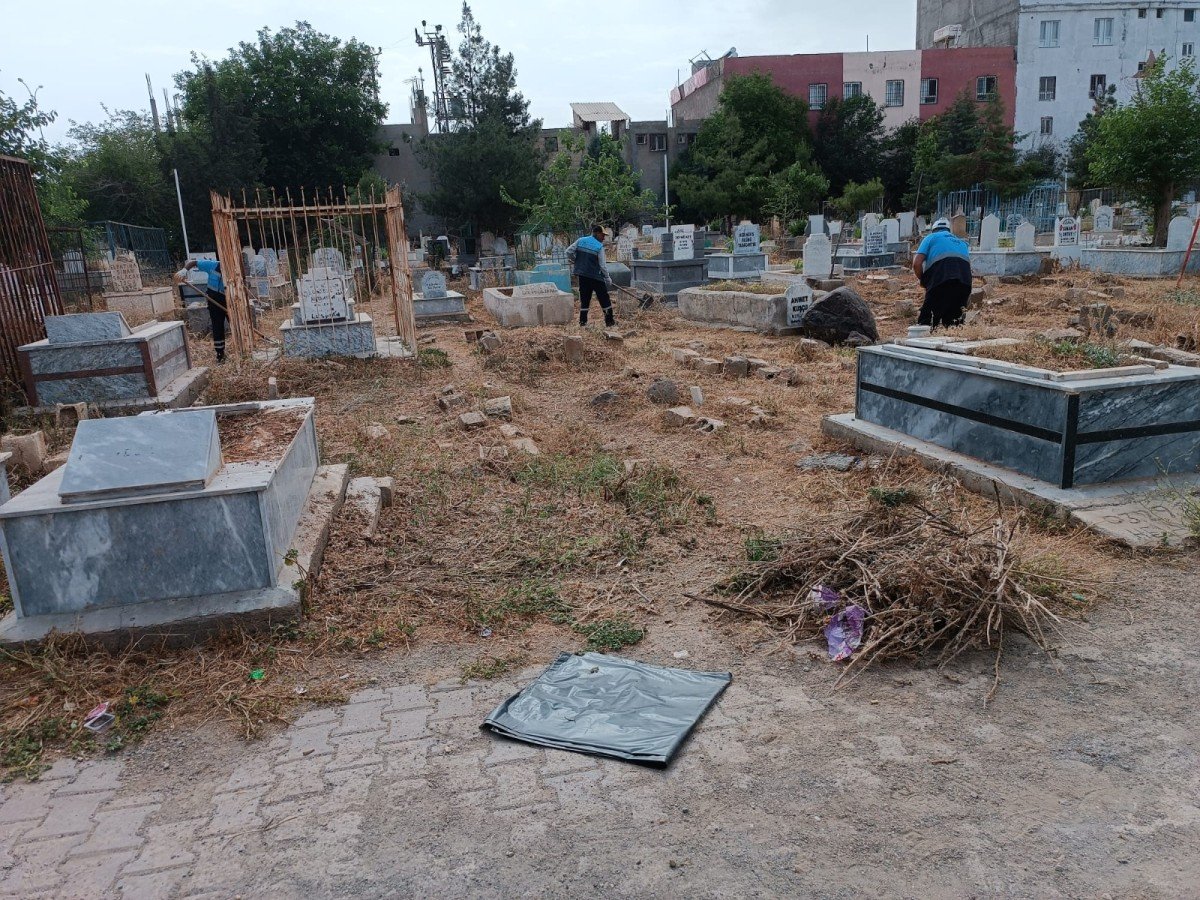 Viranşehir’de mezarlıklarda temizlik çalışması;