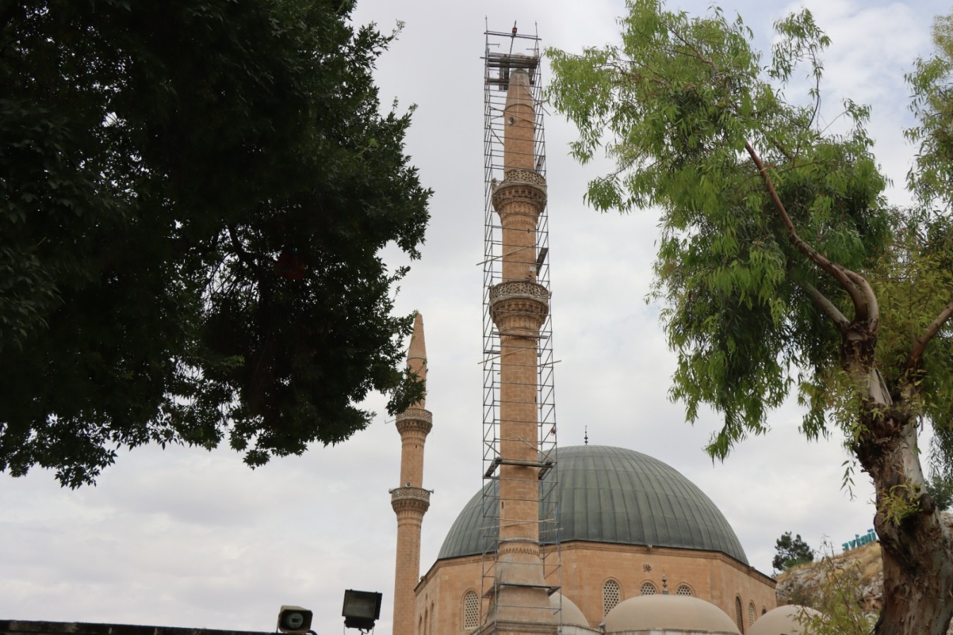 Depremde minaresi hasar gören Dergah Camii’ndeki onarım sürüyor