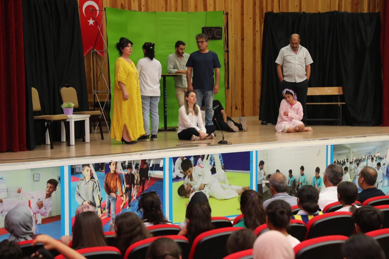 Eyyübiye’de öğrenciler tiyatro oyunu izledi