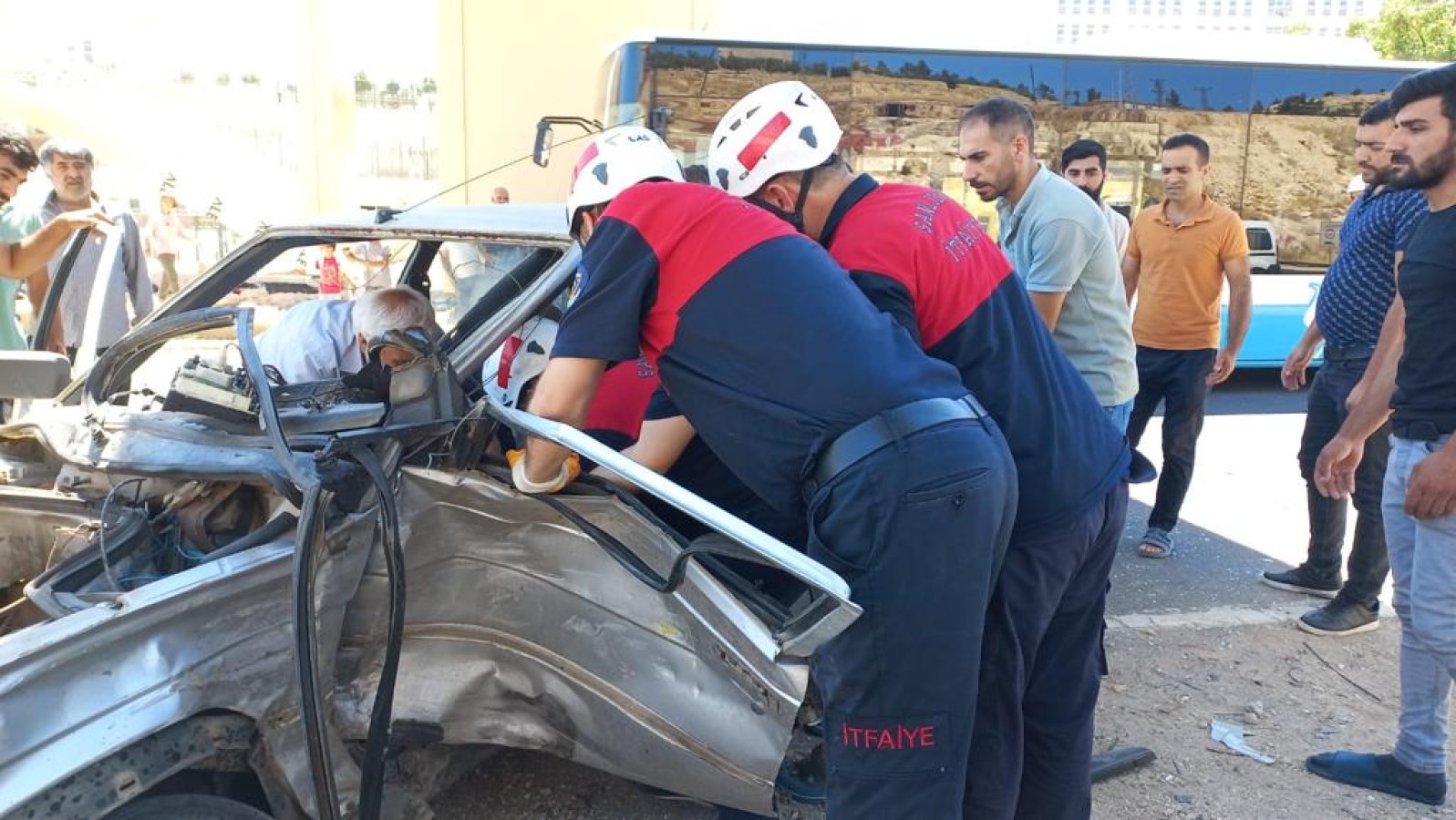Eyyübiye'de sıkışmalı trafik kazası! 5 yaralı;