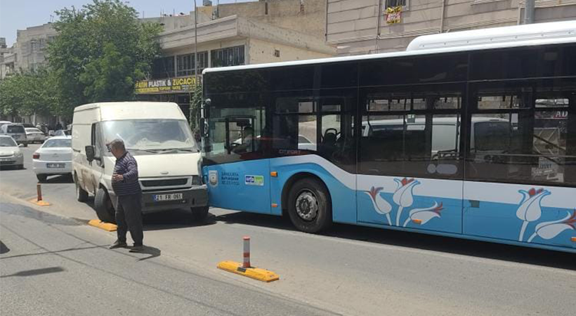 Eyyübiye’de transit ile toplu taşıma aracı çarpıştı