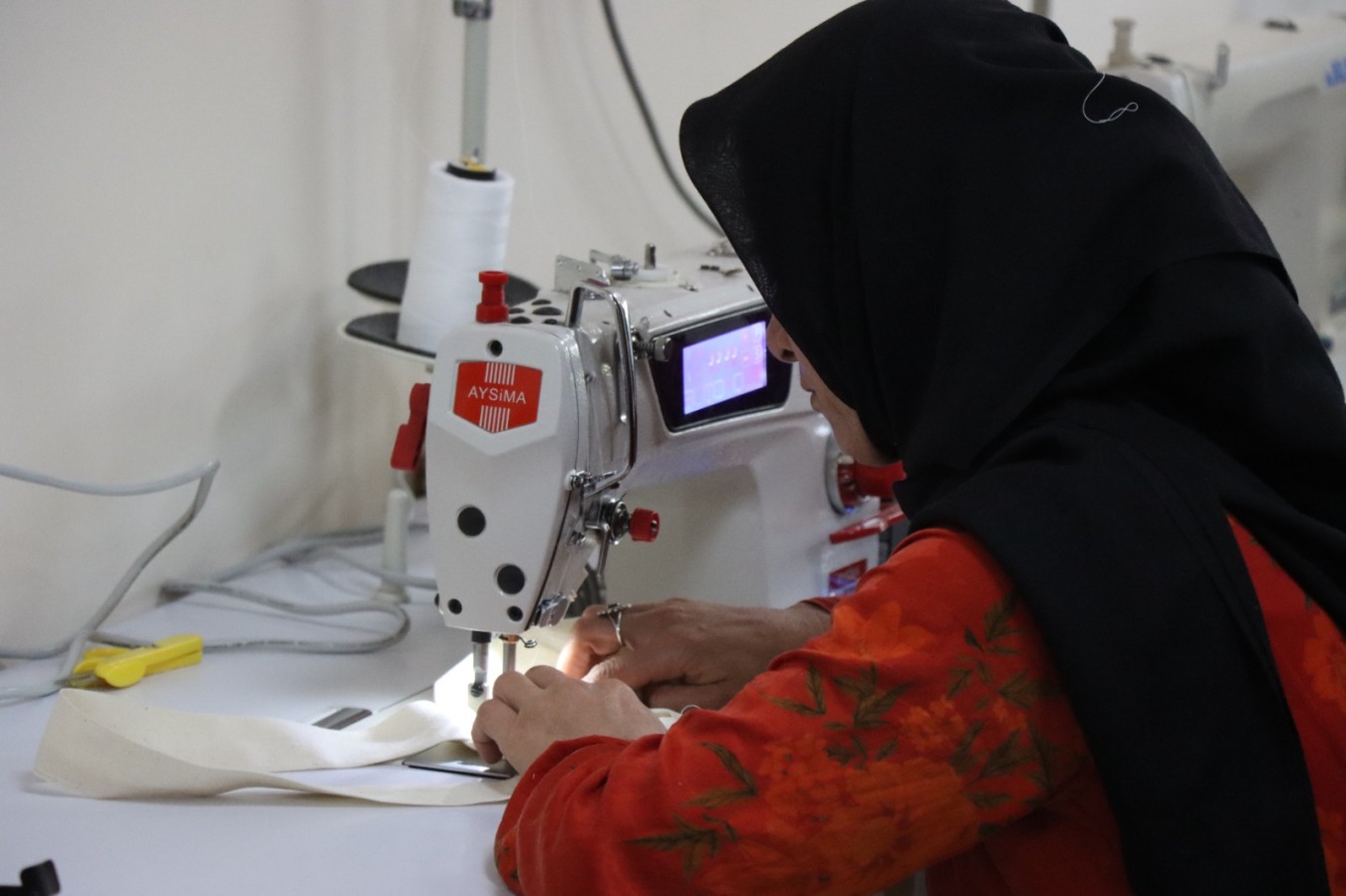 Harranlı kadınlar atık malzemelerden el işi yapıyor