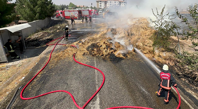 Urfa’da anız yangını saman yüklü tırın yanmasına neden oldu;