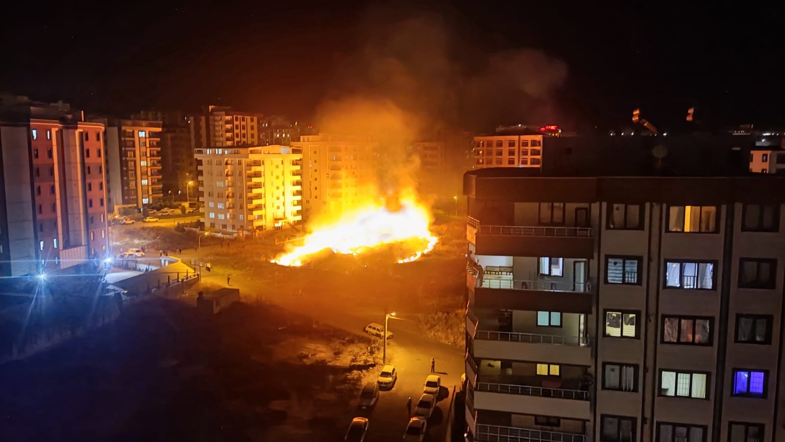 Urfa'da boş arsadaki ot yangını binaya ulaştı! Evinden kaçan kaçana