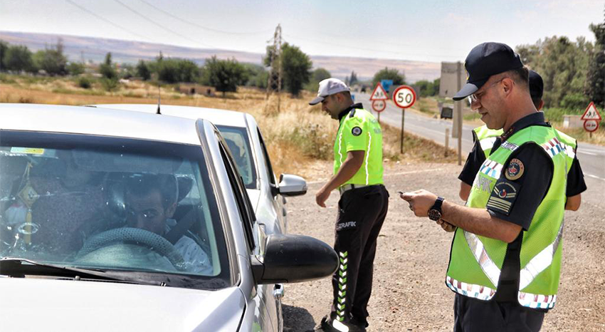 Urfa’da ekipler trafik denetimlerini arttırmaya başladı;