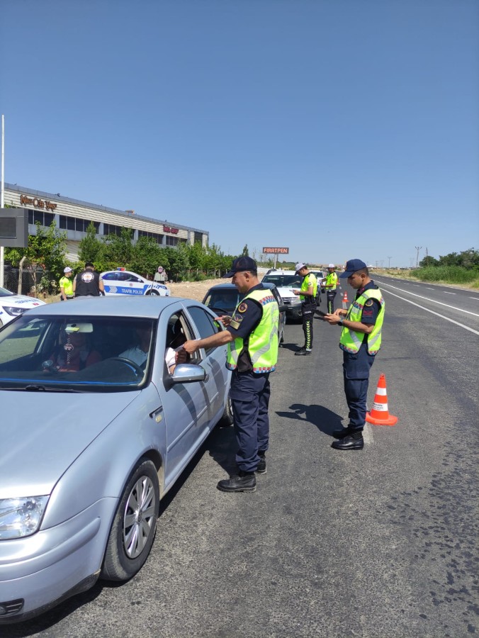 Urfa'da emniyet ve jandarma trafik ekipleri bayram öncesi denetim yaptı;