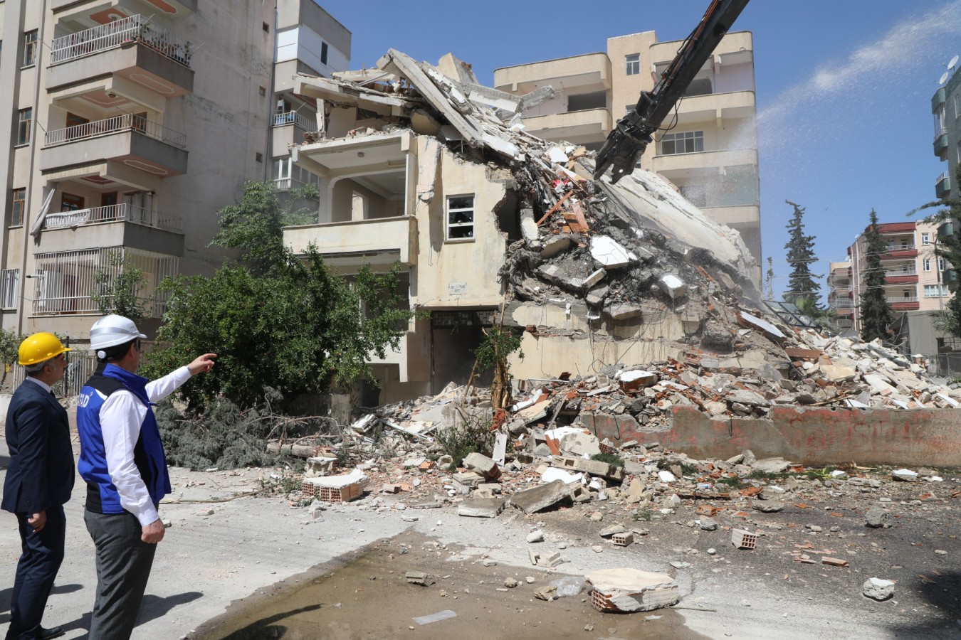 Vali Ayhan hasarlı binanın yıkım çalışmalarını inceledi