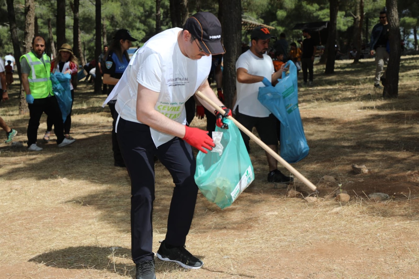 Vali Ayhan ve Başkan Beyazgül çevre temizliğine katıldı