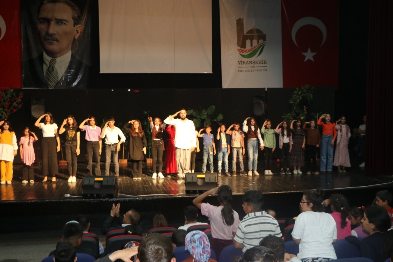 Viranşehir Belediyesi'nden "özel öğrencilere" tiyatro gösterisi