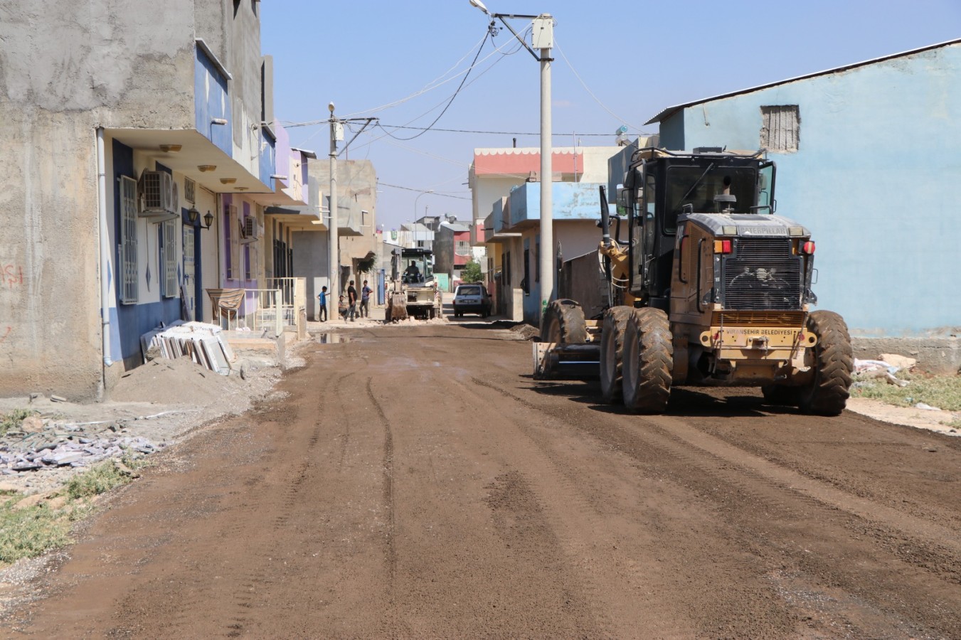 Viranşehir’de kazı nedeniyle bozulan yol yeniden asfaltlanıyor