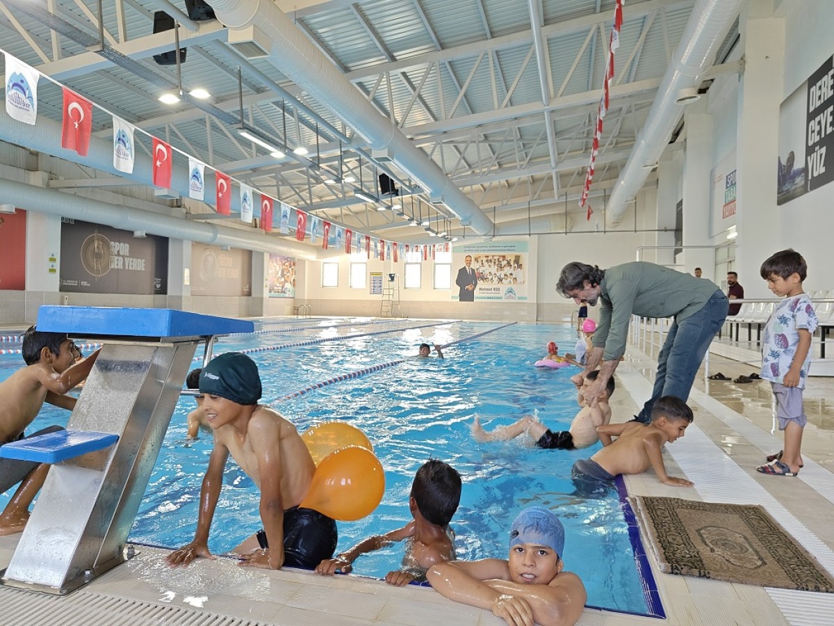 Eyyübiye’de çocuklar ve gençler yarı olimpik yüzme havuzunda serinliyor;