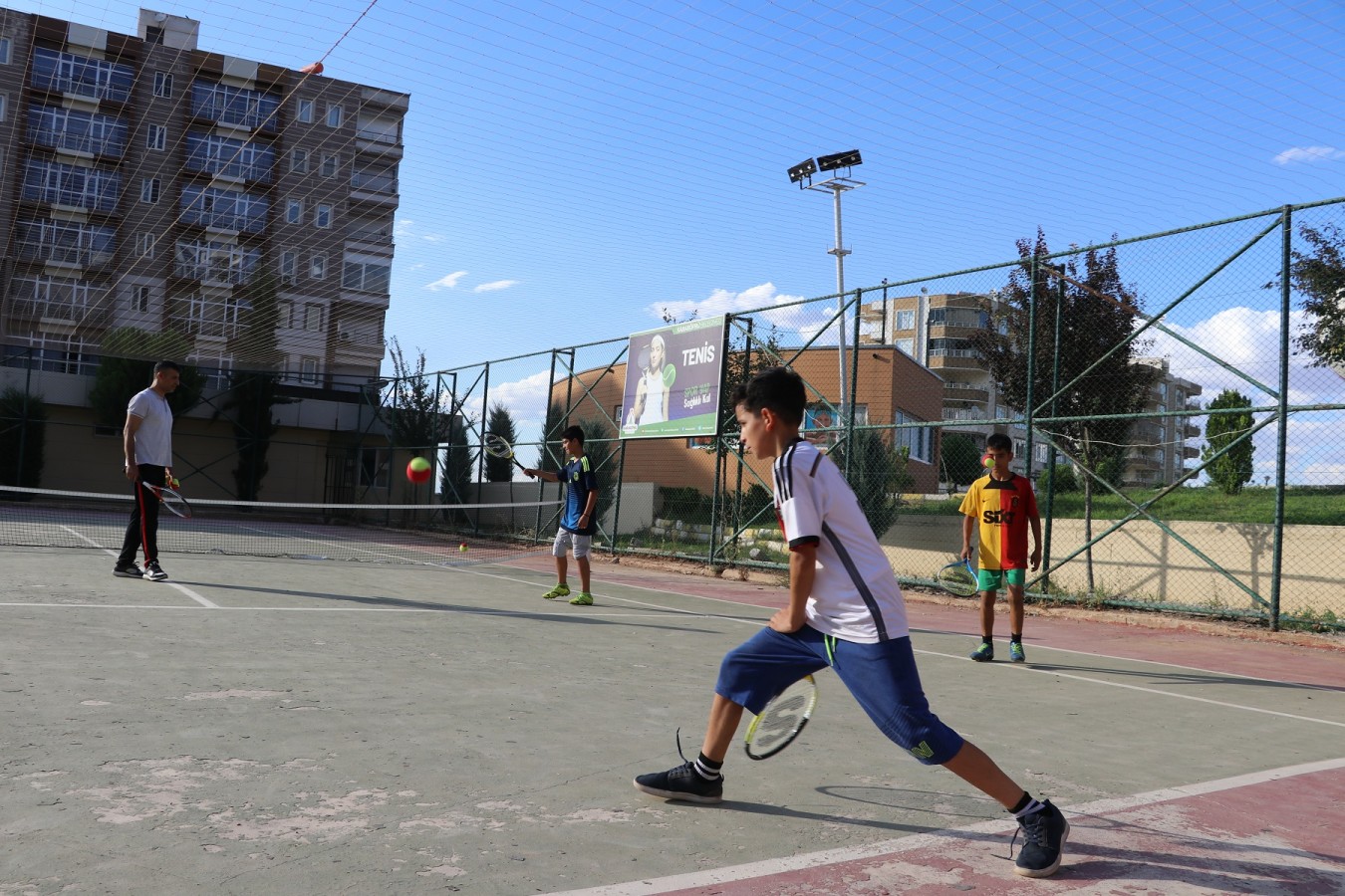Karaköprü’de çocuklar sporla gelişiyor;