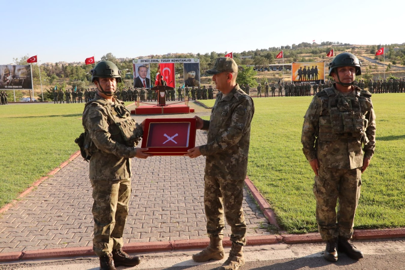 Şanlıurfa 20. Zırhlı Tugay Komutanlığı'nda devir teslim töreni yapıldı;