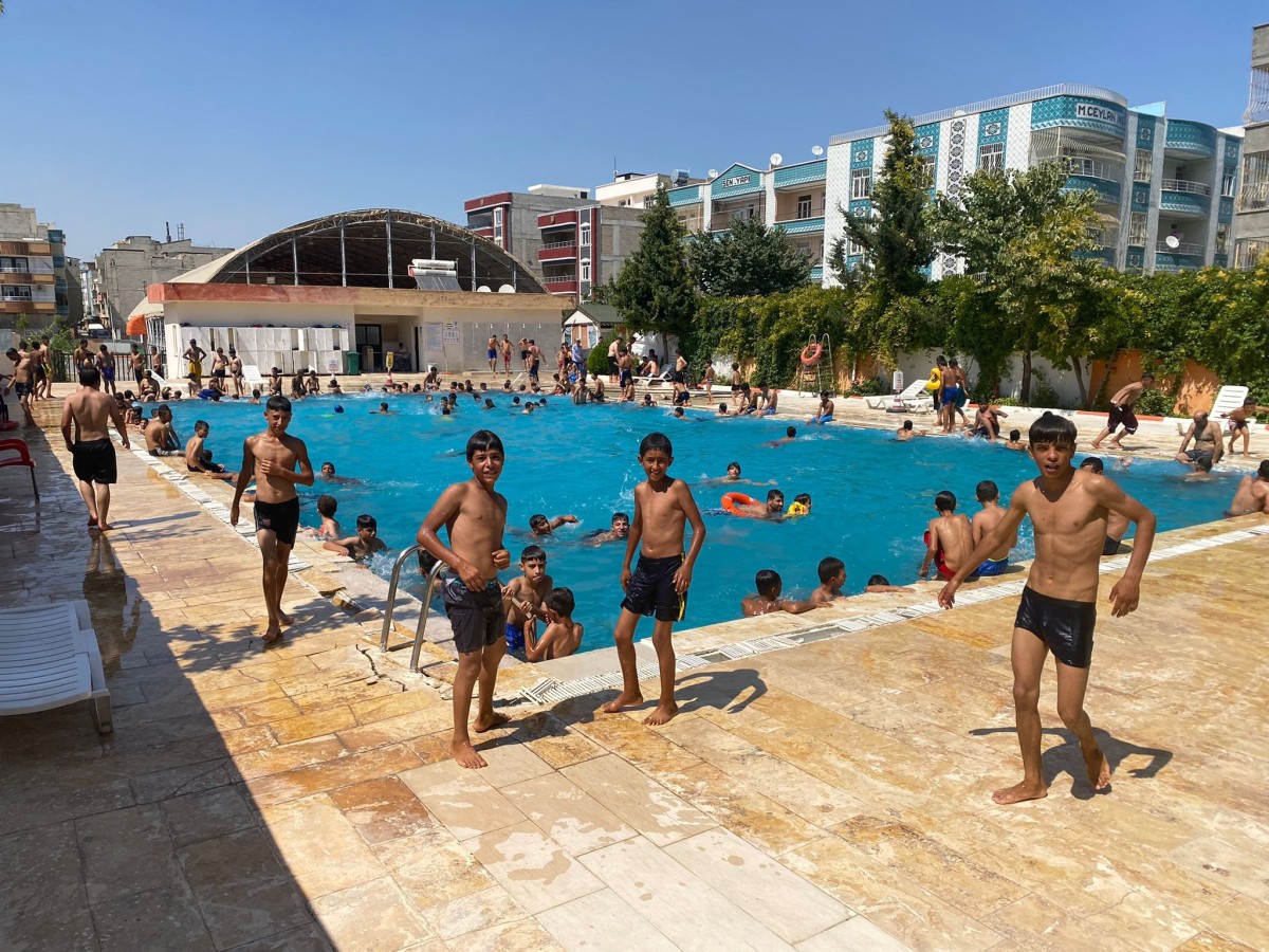 Sıcak hava bunalttı vatandaşlar Büyükşehir’in havuzlarına koştu;