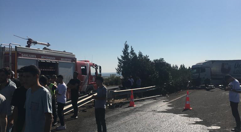 Urfa'da kaza geçiren demir yüklü TIR yolu trafiğe kapattı;