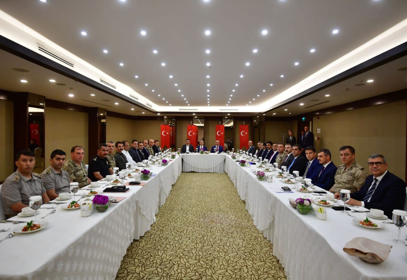 Vali Ayhan Suriye Görev Gücü Değerlendirme Toplantısı’na katıldı;
